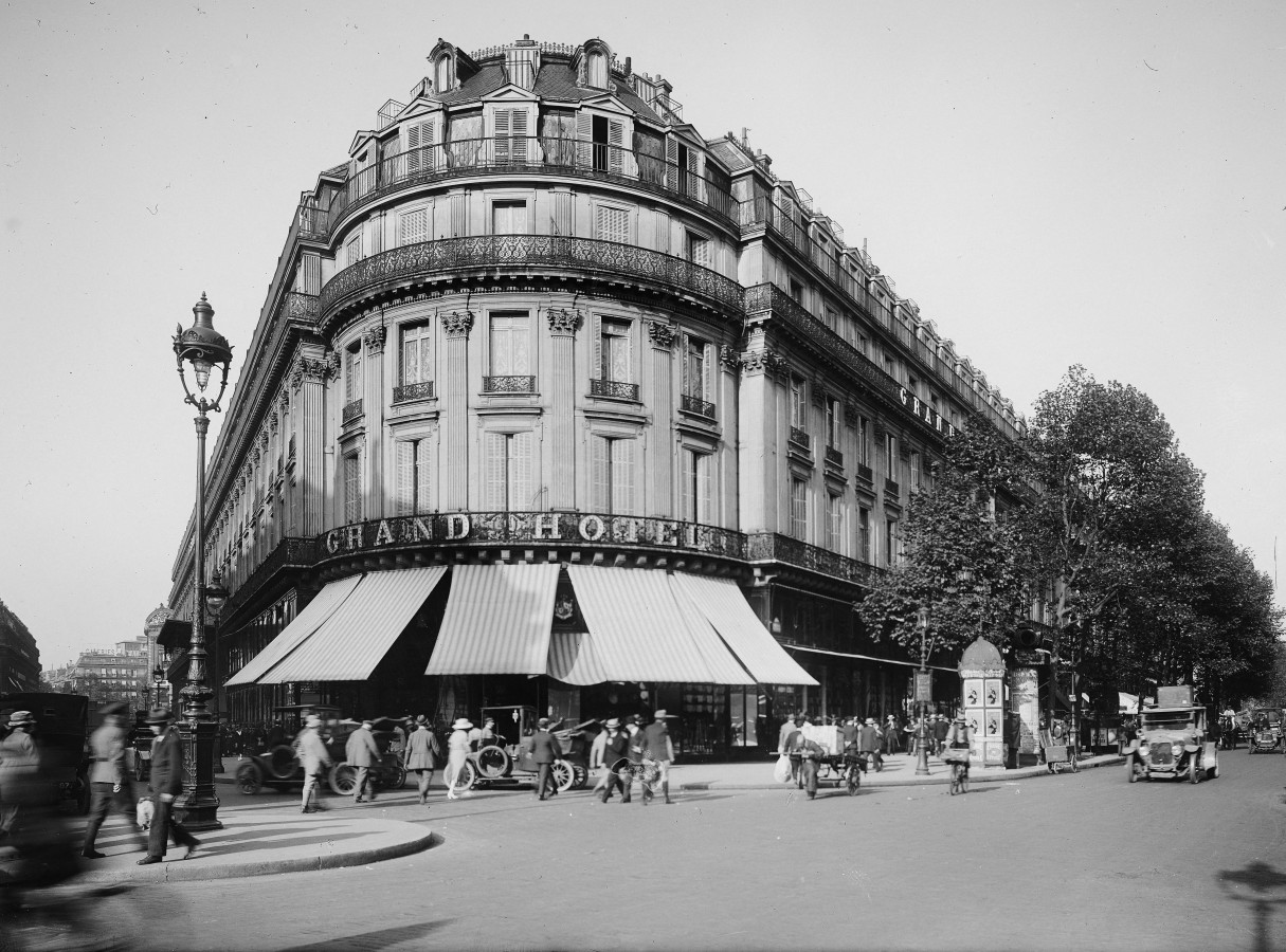 Grand Hôtel | 12, Boulevard des Capucines, 75009 | 1862 | Alfred Armand, Jacques Ignace Hittorff, Charles Rohault De Fleury, Henry Dubois, architectes | 700 chambres | Nom Actuel : Intercontinental Paris – Le Grand |Photographie de Charles Lansiaux, 1919 