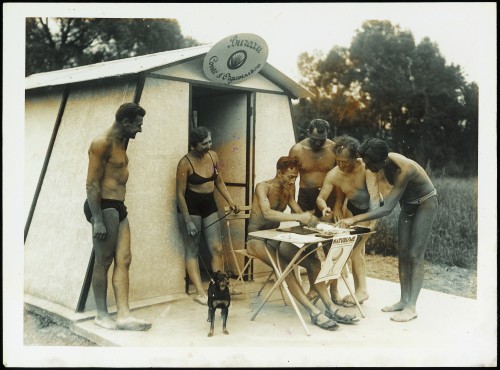 ile du Platais, Les tentes autour d'un stade dans l'île des naturistes, carte postale, s.d.
