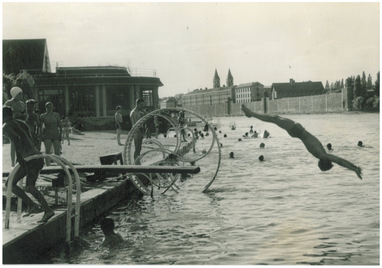 Ile Saint-Etienne, la plage artificielle de Melun, le plongeoir et le restaurant, vers 1950. À droite, l'île Saint-Étienne avec la maison centrale de détention.