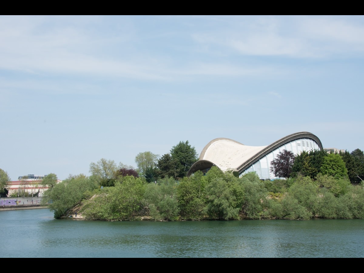 Île Saint-Denis. Stade couvert de Saint-Ouen, Anatole Kopp et Pierre Chazanoff, architectes, René Sarger, ingénieur, 1965-1971.