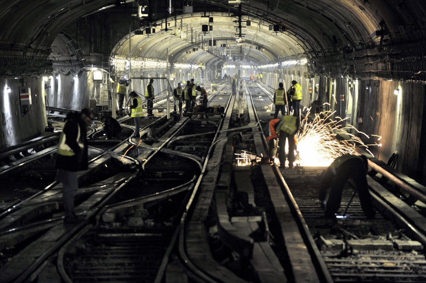 Travaux au niveau des circuits et des appareils de voie (moteurs qui commandent les aiguillages) pour l'automatisation de la ligne 1, station Château de Vincennes, 2010