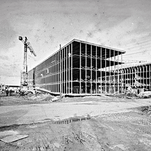 Immeuble administratif Air France, 1958-1960 Rues de l'Espagne et Henri-Farman, 94310 Orly Édouard Albert, architecte ; Jean-Louis Sarf, ingénieur Coll. Centre Pompidou-Bibliothèque Kandinsky-DR