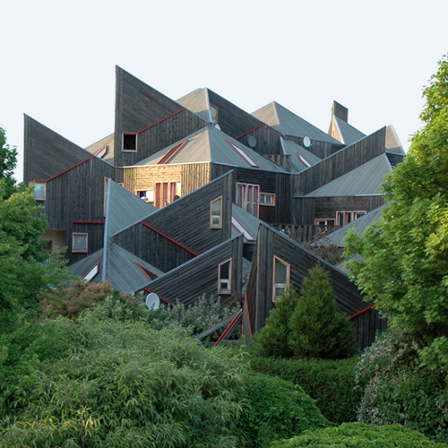 Iwona Buczkowska, logements du quartier Pierre-Sémard, 1986 - 1996, (« La Pièce pointue ») au Blanc-Mesnil (225 logements sociaux, commerces, ateliers d'artistes, parkings enterrés). © DR